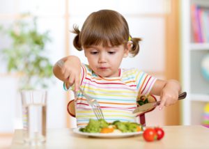 هفت خطایی که در تغذیه‌ فرزندتان مرتکب می‌شوید - کمروبیبی - camrobaby.com